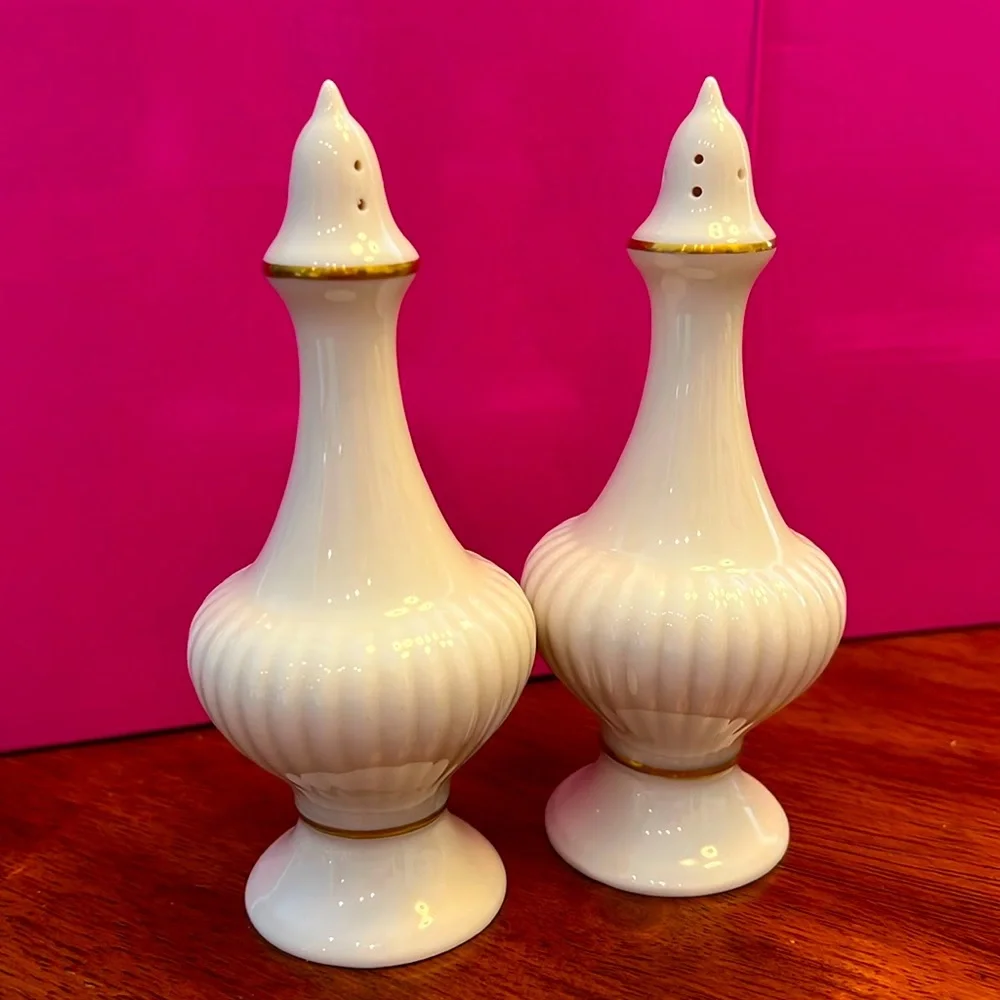 Lenox  Salt And Pepper Shakers 5 1/2" Tall Made in USA Hand Decorated 24k Gold - Picture 5 of 7